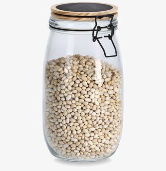 Bild av glasburk med trälock och ljusa bönor