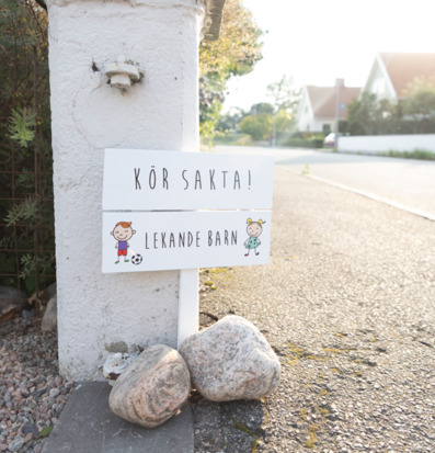 Bild av skylt vid vägkant som uppmanar till försiktighet