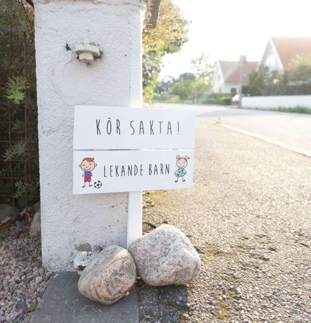 Bild av skylt vid vägkant som uppmanar till försiktighet