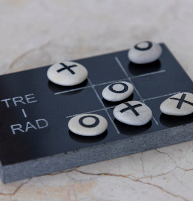 Foto av stilrent tre-i-rad-spel i granitdesign