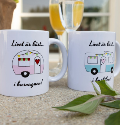 Bild av porslinsmuggar med husvagnsmotiv och naturkänsla
