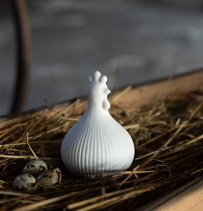 Bild av dekorativ keramikfigur i lantlig miljö