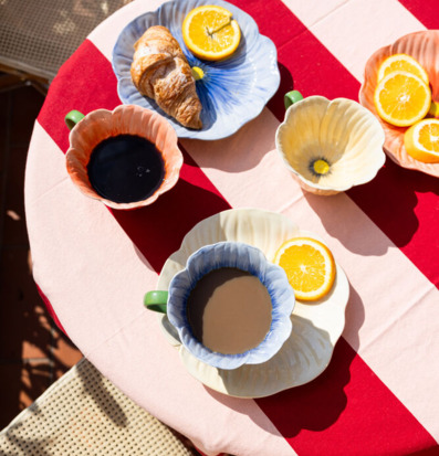 Bild av stilfull utomhusdukning med färgglada detaljer