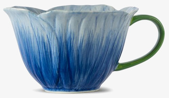 Bild av en tekopp med blommig design och blå nyanser