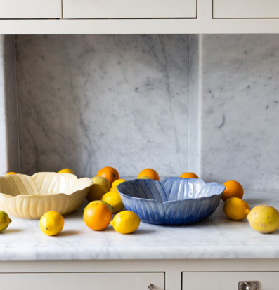 Foto av elegant blå skål med citrusfrukter i modernt kök