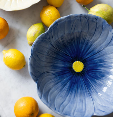 Bild av färgrika skålar med citrusfrukter på marmor