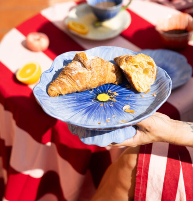 Bild av somrig brunch med färgglada porslinsdetaljer