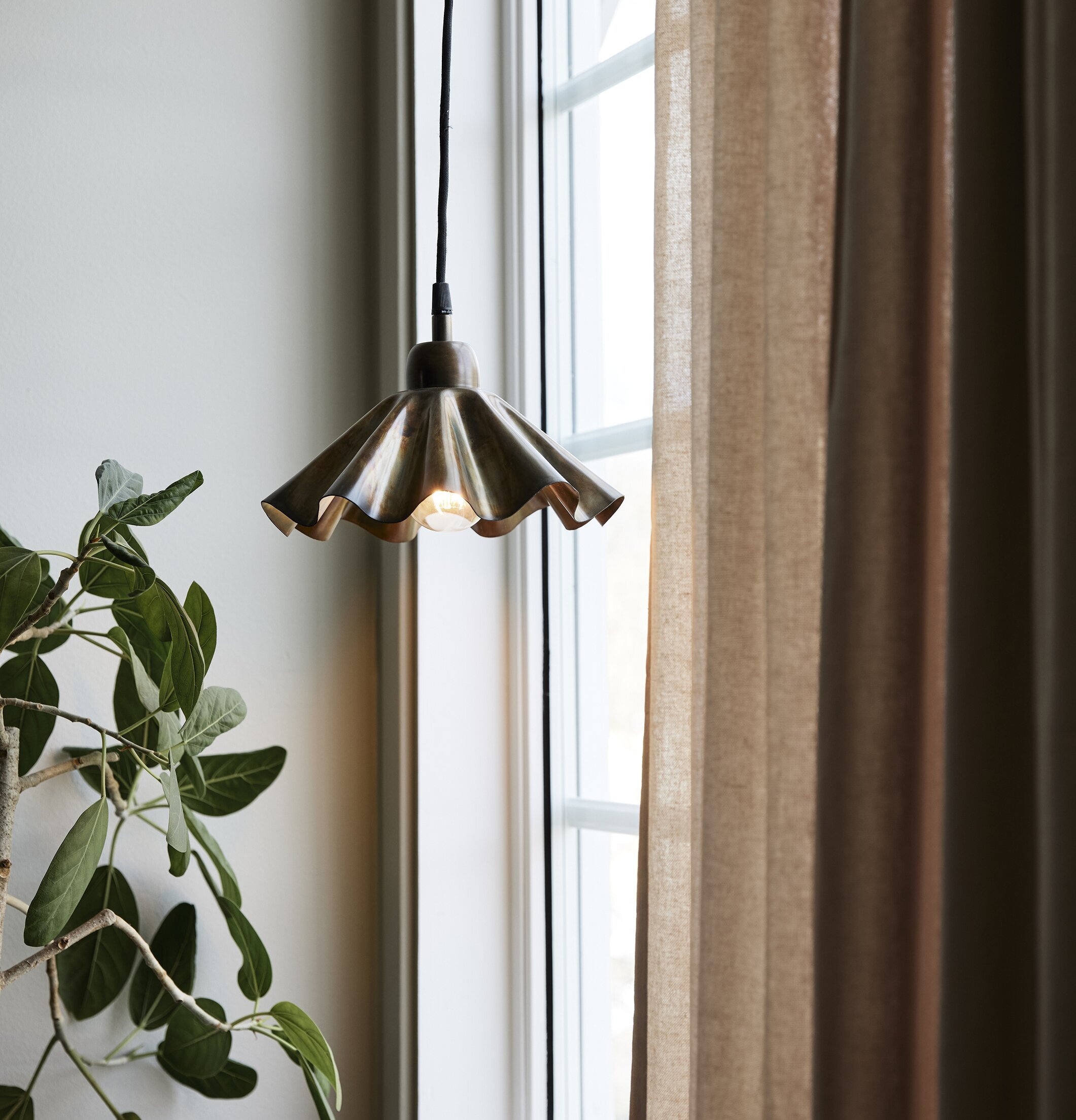 Aira Fönsterlampa Oil Brass PR Home Lampor Taklampor Golvlampor Bordslampor LED-lampor Ledlampor Fönsterlampor Ljusslingor för dekoration