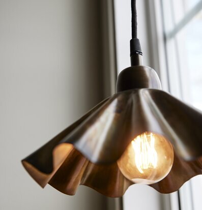 Foto av elegant fönsterlampa i oljig mässingsfinish