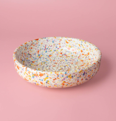 Bild av färgglad keramisk rivplatta med träsked