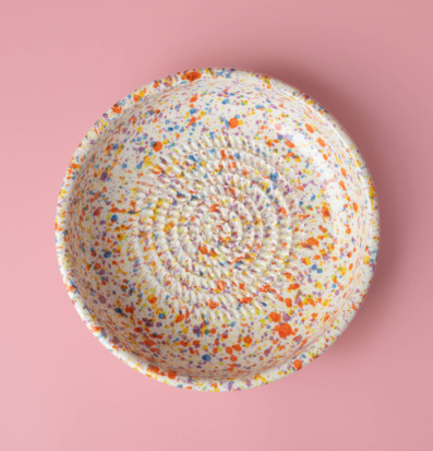 Bild av färgglad keramisk rivplatta med träsked