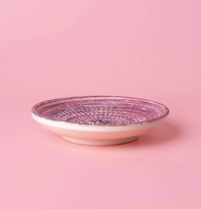 Bild av keramiskt rivjärn i lila och rosa nyanser