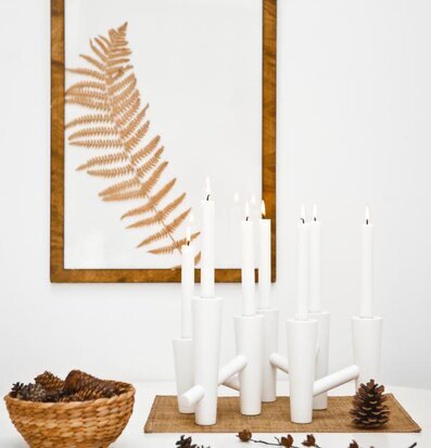 Bild av modern ljusstake med naturliga dekorationer