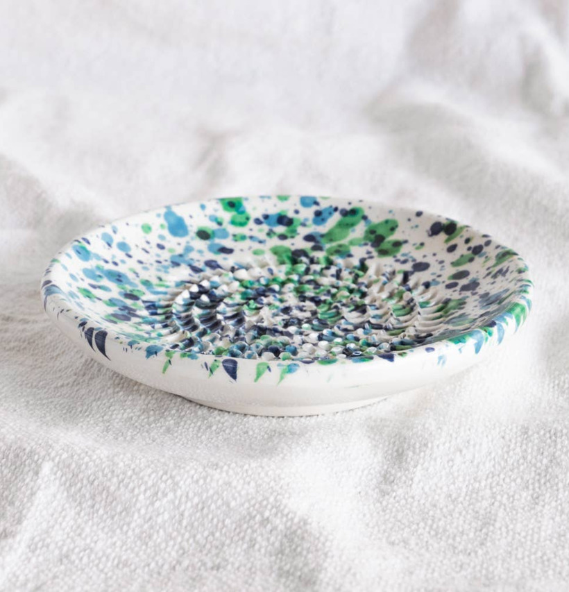 Bild av keramiskt rivjärn med unik design och färg