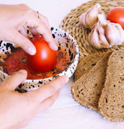 Bild av köksmiljö med keramisk rivplatta och tomater