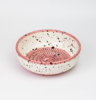 Bild av körsbärsrosa keramisk rivplatta med mönster