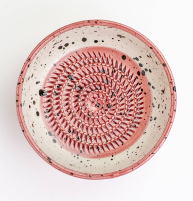 Foto av körsbärsrosa keramisk rivplatta med mönster