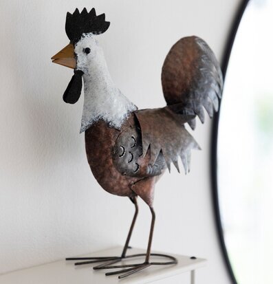 Bild av dekorativ tupp i hamrad plåt med rustik stil