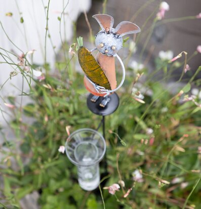 Bild av charmig regnmätare med lekfull kanindesign