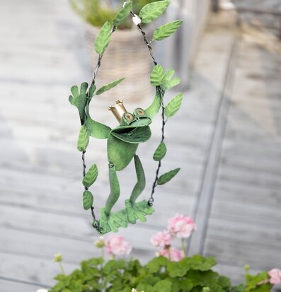 Bild av gungande groda i trädgårdsdekoration med krona