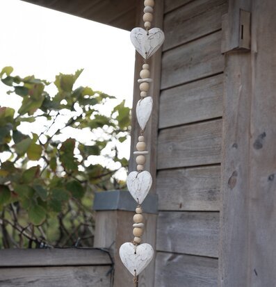 Foto av charmig dekoration med hjärtan och träkulor