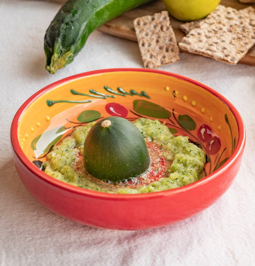 Bild av färgglad keramisk rivplatta med zucchini