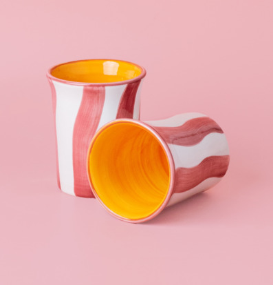 Bild av keramiska koppar med modern design och färg