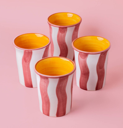 Bild av fyra keramiska koppar med unik design