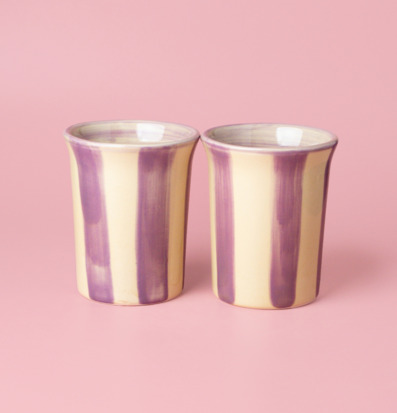 Bild av keramiska koppar med lila och creme mönster