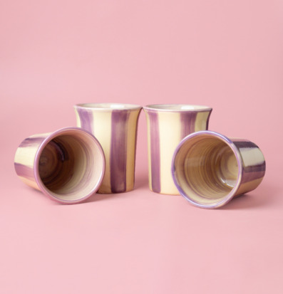 Foto: Keramiska koppar med konstnärlig design och färg