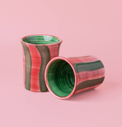 Bild av keramisk kopp i rosa och grönt med unik design