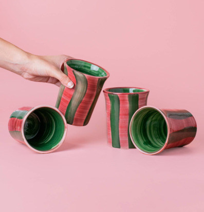 Bild av fyra keramiska koppar med rosa och gröna toner