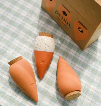 Bild av charmiga terrakottabehållare på pastellbakgrund