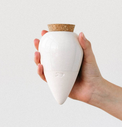 Bild av stilrent och funktionellt köksredskap i vitt