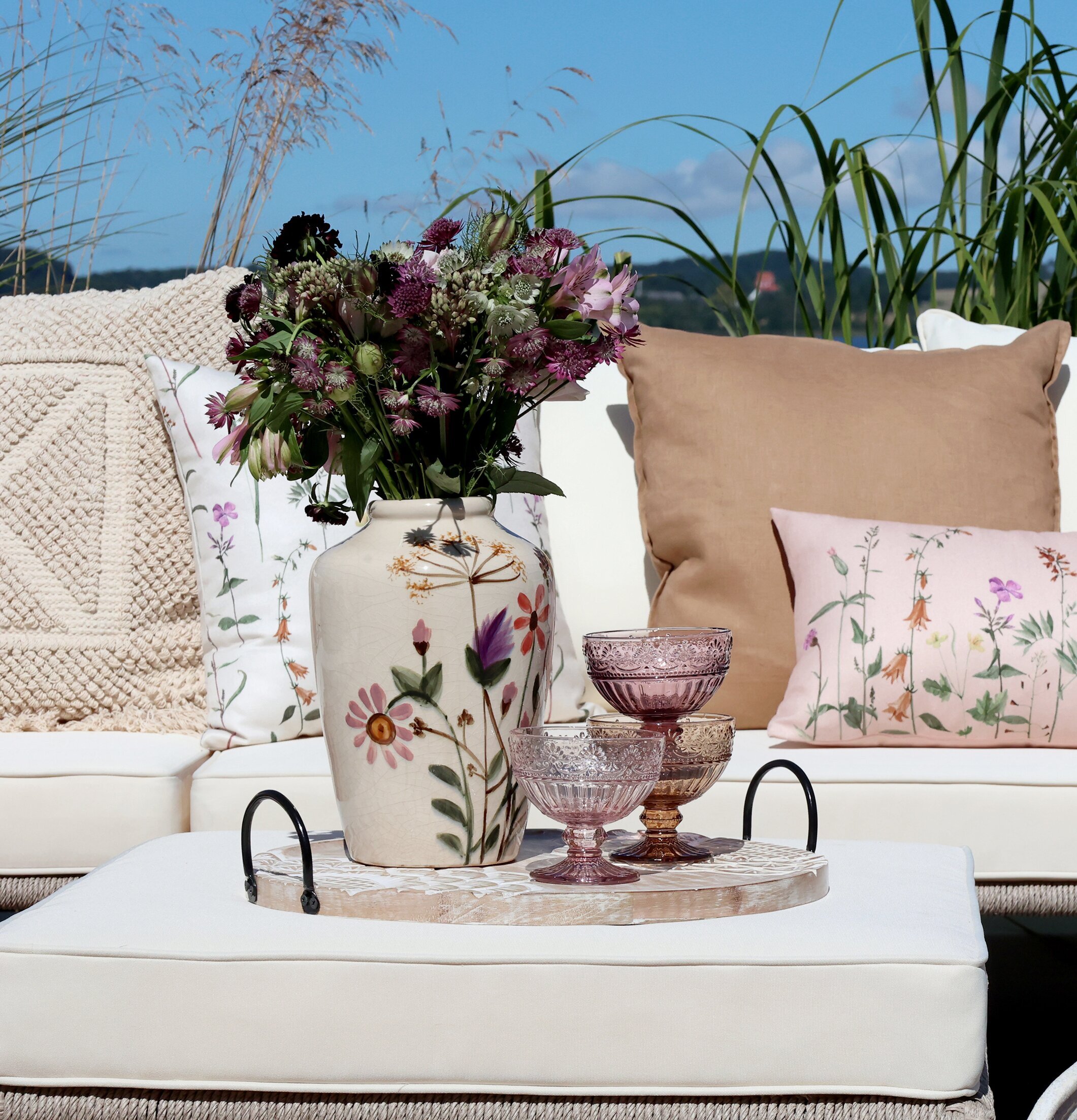 Bild av inbjudande utomhusmiljö med rustik elegans