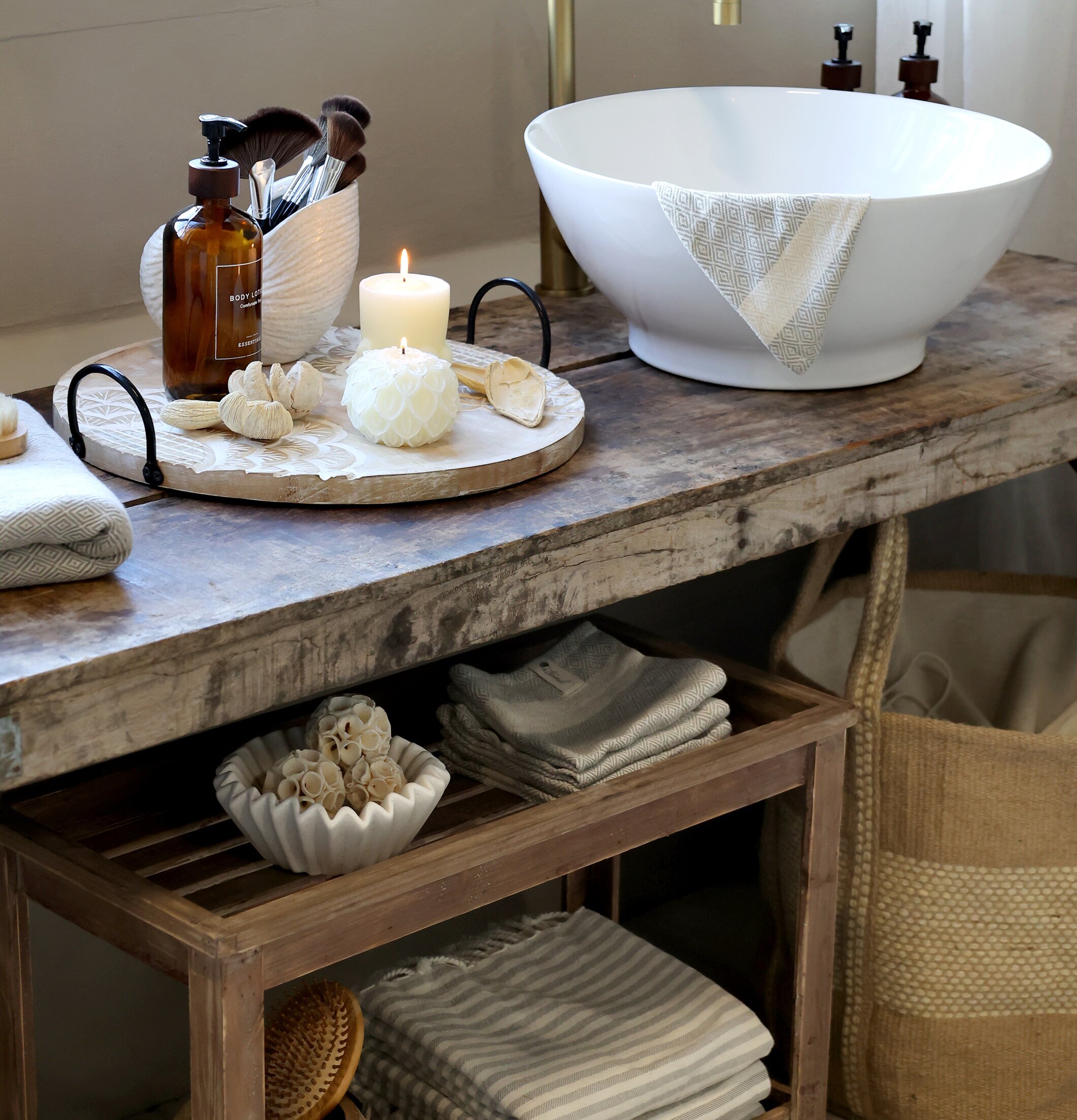 Bild av harmoniskt inrett badrum med rustik känsla