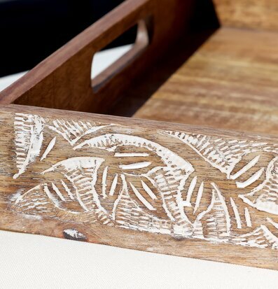 Bild av stilfull träbricka med elegant snidat mönster