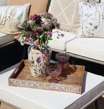 Bild av harmonisk uteplats med blommor och trädetaljer