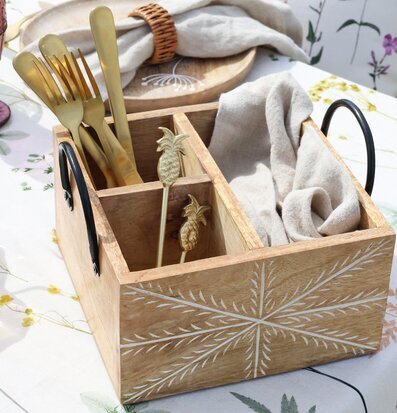 Bild av rustik träförvaringslåda med gyllene detaljer