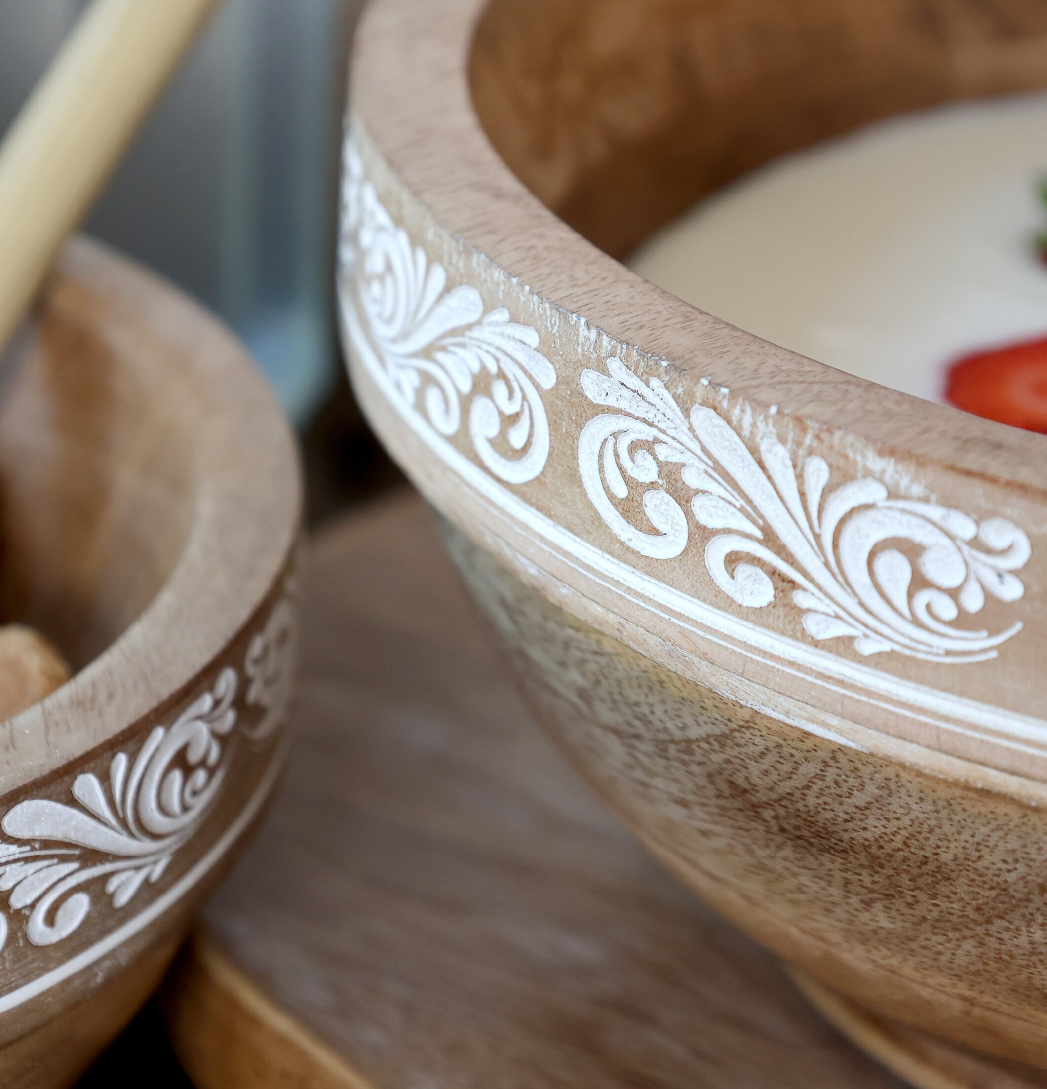 Bild av rustik träskål med intrikat mönster och patina