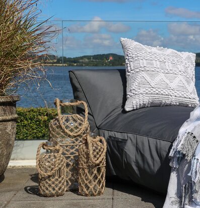 Bild av idyllisk terrassmiljö med glasvaser och utsikt