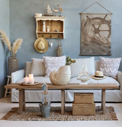 Bild av harmoniskt vardagsrum med nautiskt tema