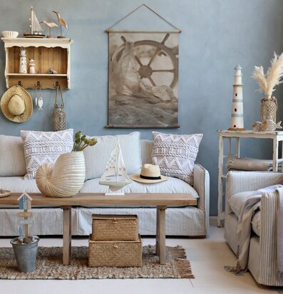 Bild av ett harmoniskt vardagsrum med nautiskt tema