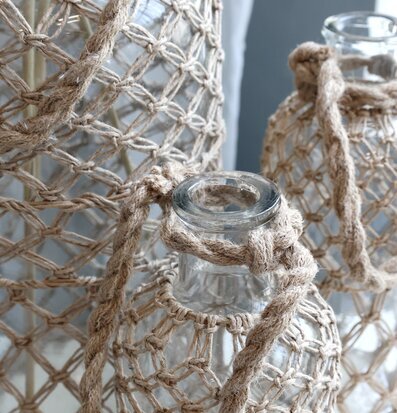 Bild av stora glasvaser med flätad jute för hemmet