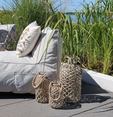 Foto av harmonisk trädgårdsexteriör med glasvaser