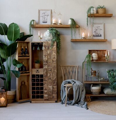 Bild av elegant inredd interiör med ljusstake i fokus