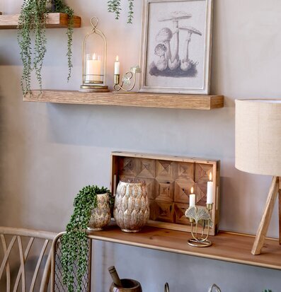 Bild av smakfull inredning med ljusstake och växter