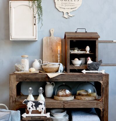 Bild av charmig lantlig interiör med vintage detaljer