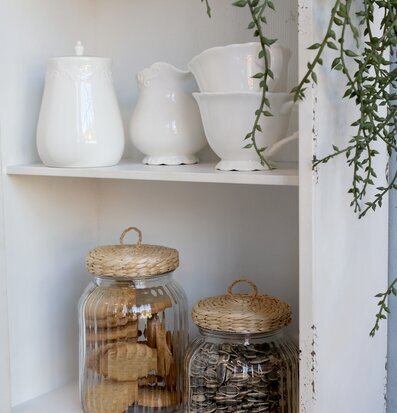 Bild av stilfullt antikt väggskåp med dekorativa detaljer