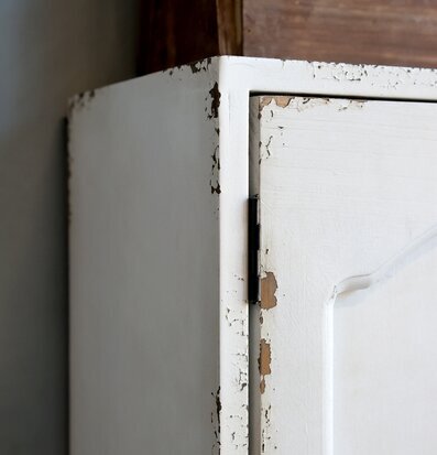 Bild av elegant antikt väggskåp med patina och charm